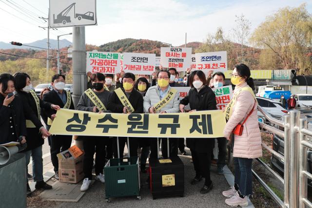 조광한(가운데) 남양주시장과 조안면 주민들의 지난 5일 양수대교 앞에서 ‘약 사러 양수대교 건너요’라는 주제의 규제완화 촉구 행사를 진행했다. 남양주시 제공