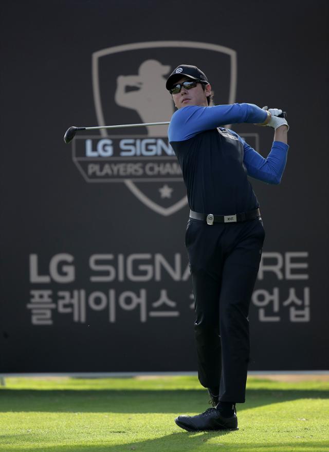 김태훈이 7일 경기 파주 서원밸리 컨트리클럽에서 열린 KPGA 코리안투어 최종전 LG 시그니처 플레이어스 챔피언십 3라운드 18번홀에서 티샷하고 있다. KPGA 제공