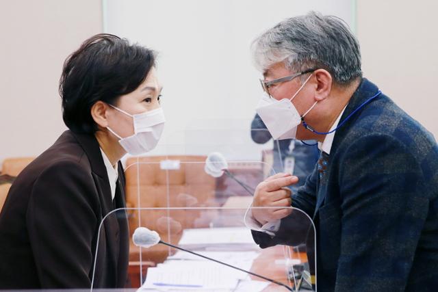 김현미 국토교통부 장관(왼쪽)과 국회 국토교통위 조응천 더불어민주당 간사가 6일 서울 여의도 국회에서 열린 국토위 전체회의에서 대화를 나누고 있다. 뉴시스