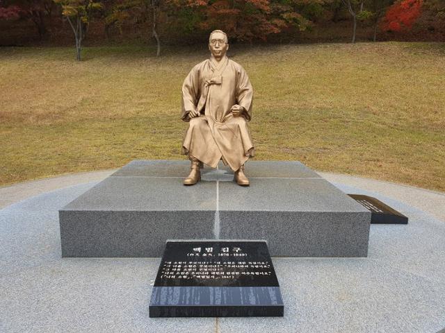 좌상으로 제작된 백범 김구 동상. 한덕동 기자