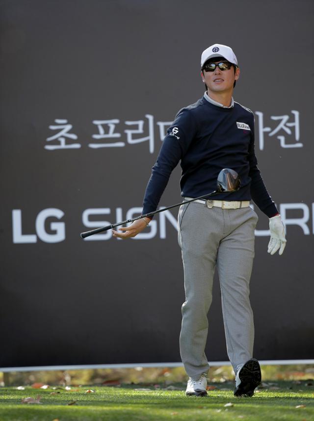 김태훈이 8일 경기 파주시 서원밸리CC에서 열린 LG 시그니처 플레이어스 챔피언십 4라운드 경기에서 4번홀 티샷 한 뒤 공의 방향을 살피고 있다. KPGA 제공