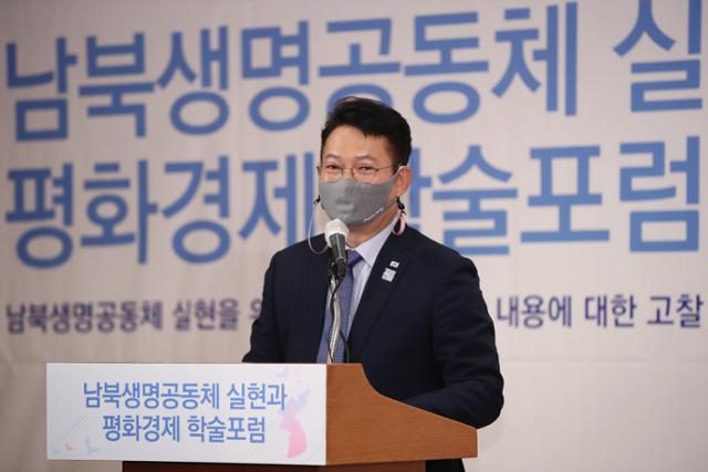 송영길 국회 외교통일위원회 위원장이 6일 오전 서울 중구 롯데호텔에서 열린 '남북생명공동체 실현과 평화경제 학술포럼' 개막식에서 축사를 하고 있다.연합뉴스