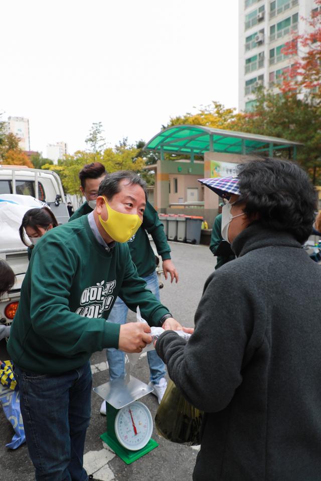 조광한 경기 남양주시장이 아이스팩을 가져온 주민에게 종량제봉투를 나눠주고 있다. 남양주시 제공