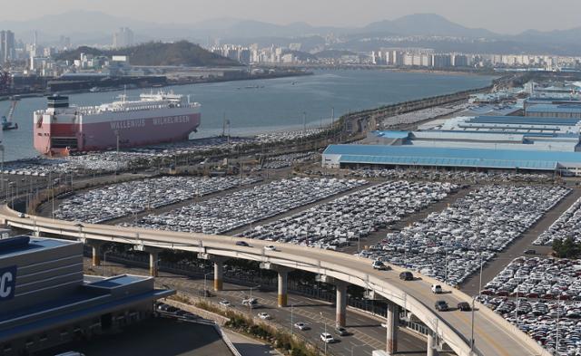 5일 현대자동차 울산공장 수출선적부두와 야적장에 완성차들이 줄 지어 대기하고 있다. 연합뉴스