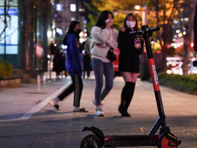 퇴근 시간 서울 강남구에서 공유 전동 킥보드 한 대가 도로 한 가운데에 주차돼 있다. 한국일보 자료사진