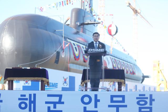 서욱 국방부 장관이 10일 오후 경남 거제시 대우조선해양 옥포조선소에서 열린 안무함 진수식에서 축사하고 있다. 안무함은 2018년 9월 진수한 도산안창호함에 이은 장보고-Ⅲ급 배치(Batch)-Ⅰ 2번함으로, 국내에서 독자적으로 설계하고 건조한 함정이다. 연합뉴스