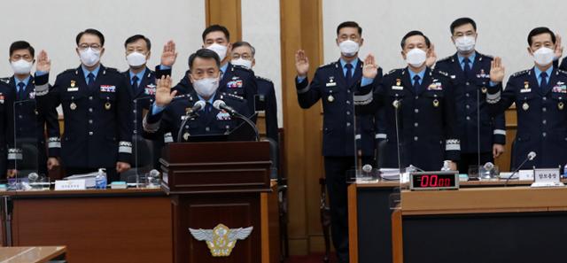 지난달 15일 오전 충남 계룡대에서 열린 국회 국방위원회 공군본부에 대한 국정감사에서 공군 주요 지휘관들이 선서하고 있다. 연합뉴스