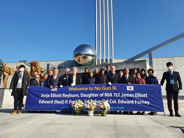 10일 노근리사건 70주년 기념 노근리 글로벌평화포럼의 '특별한 만남'행사에 참가한 노근리 사건 유족과 참전 미군 유족들이 노근리평화공원 앞에서 기념촬영을 하고 있다. 한덕동 기자