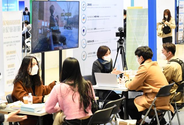 한국일보와 대통령직속 일자리위원회, 행정안전부가 공동으로 주최한 '2020 대한민국 일자리 엑스포'가 10일 서울 강남구 코엑스에서 열린 가운데 청년들이 온라인청년센터를 찾아 취업상담을 받고 있다. 서재훈 기자