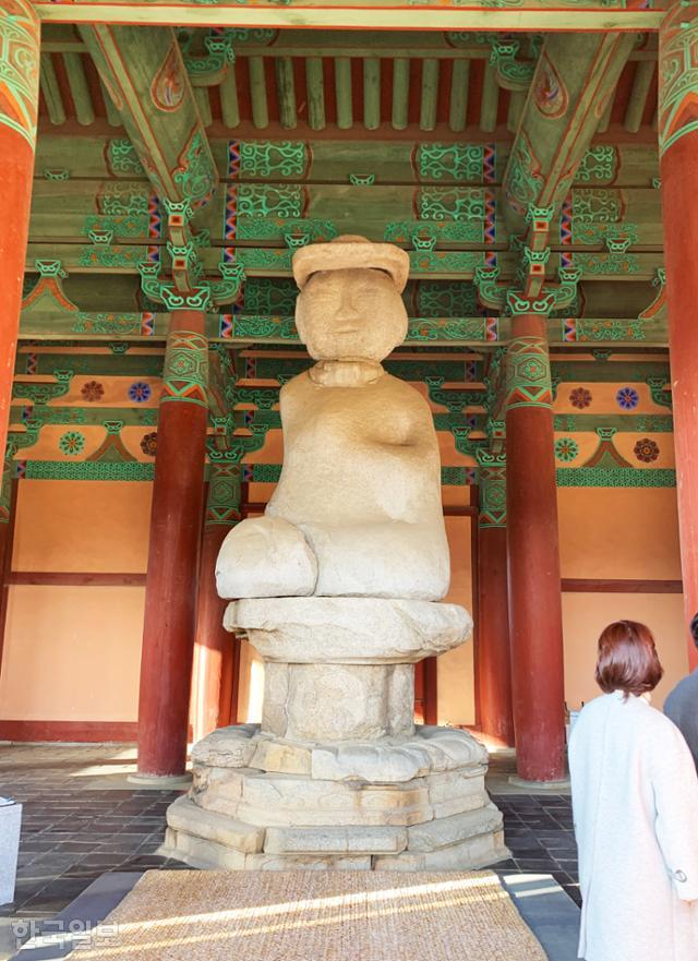 정림사지 오층석탑 옆 석조여래좌상. 미적으로 혹평을 받지만 볼수록 정감이 가는 불상이다.