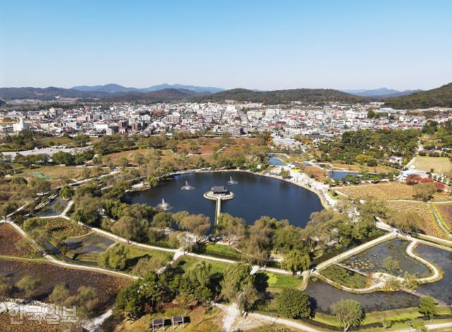 부여 궁남지는 국내에서 가장 오래된 인공 연못으로 평가된다. 부소산, 정림사지와 일직선상에 있다.