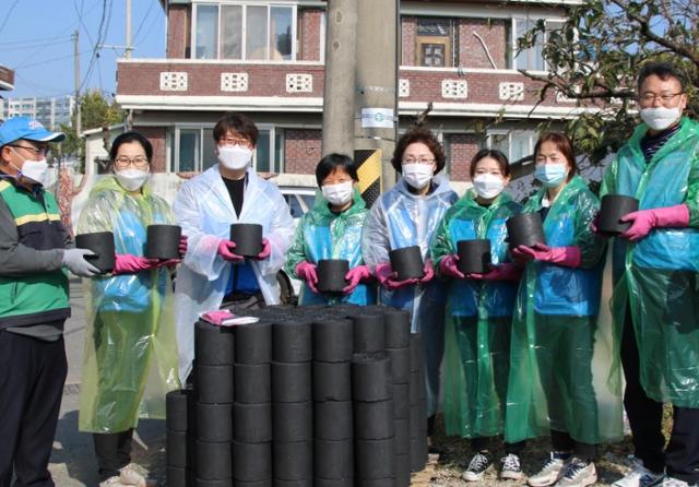 광주 가평의료재단은 연말연시를 맞아 광산구 우산동과 어룡동 일대에서 취약계층 10여 가구에 연탄 2천장 등 난방 제품 나눔 행사를 했다고 9일 밝혔다. 사진은 가평의료재단 관계자들이 지난 7일 연탄 나눔 봉사를 하고 있는 모습. 연합뉴스