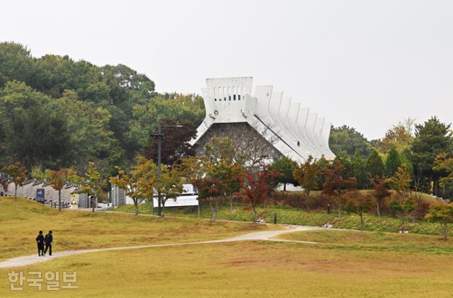 부소산 아래 관북리유적. 백제 왕궁이 있었던 곳으로 추정된다.