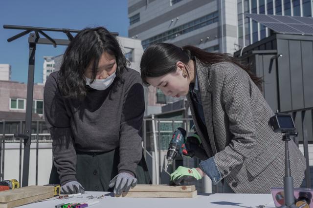 강사 인다(이현숙)씨는 "기술을 배울 때 가장 중요한 점은, 잘하는 누군가를 무턱대고 따라가는 것이 아니라, 자기만의 속도로 배워나가는 것"이라고 말했다. 수업 내내 '잘한다'는 칭찬이 끊이지 않았다. "필요에 의해 배우는 기술은, 누군가를 능가할 필요가 없거든요."