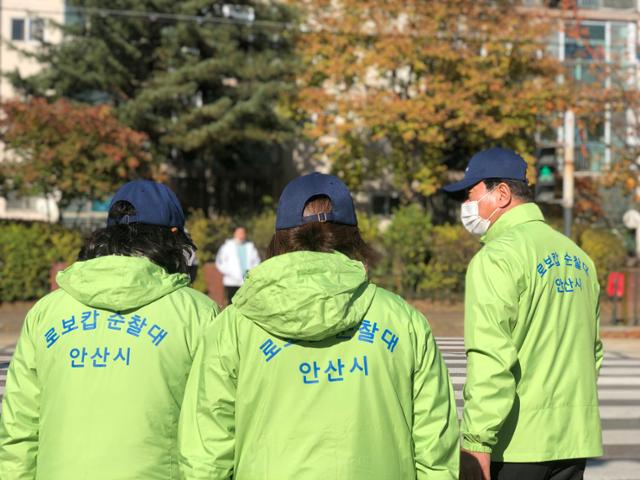 안산시 로보캅순찰대원들이 5일 오후 경기 안산의 한 거리를 순찰하고 있다. 이승엽 기자