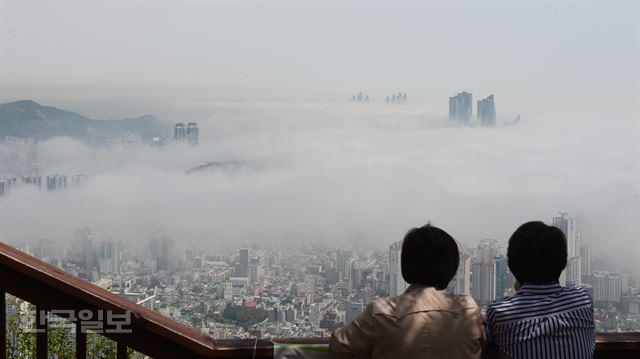 부산 해운대 마린시티와 광안동 인근 아파트 단지. 한국일보 자료사진