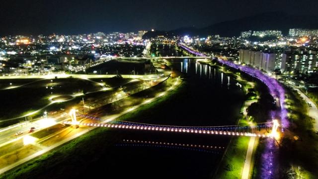 전남 순천시 도심을 가로지르는 동천에 설치된 출렁다리 야경