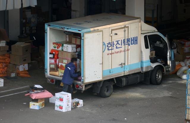 정부가 택배기사 과로방지 대책을 발표한 12일 서울 시내의 한 택배 물류센터에서 직원들이 상품을 옮기고 있다. 연합뉴스