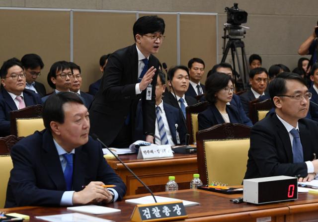 지난달 17일 서울 서초구 대검찰청에서 열린 국회 법제사법위원회의 대검찰청 국정감사에 한동훈 반부패.강력부장이 답변하고 있다. 왼쪽은 윤석열 검찰총장. 홍인기 기자