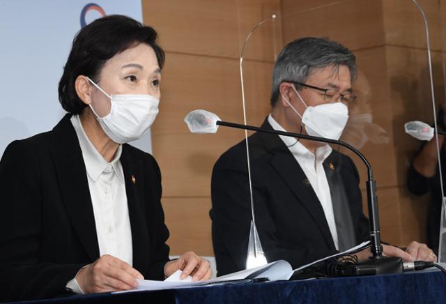 김현미 국토교통부장관(왼쪽)과 이재갑 고용노동부장관이 12일 오후 정부서울청사 브리핑룸에서 택배기사 과로방지 대책을 발표하고 있다. 배우한 기자