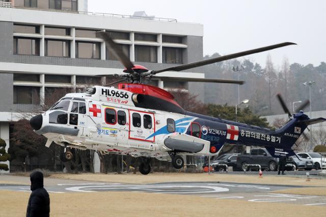 지난 1월 19일 오후 경기 수원시 아주대병원에 시험 비행을 하는 닥터헬기가 착륙하고 있다. 뉴스1