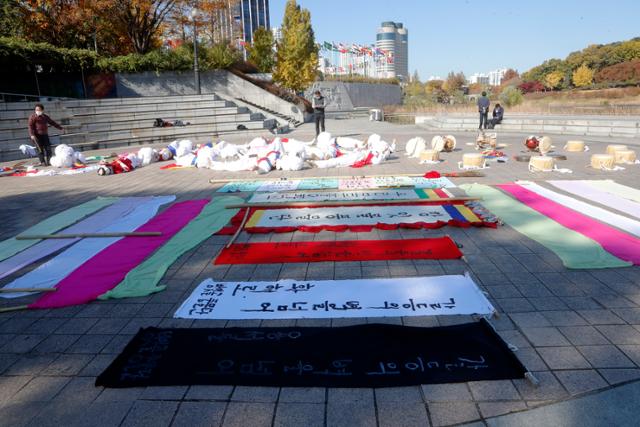 4일 서울 송파구 올림픽공원에서 방잇골풍물단이 촬영준비를 하고 있다. 송파구청 제공