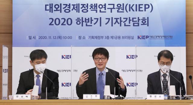 김흥종 대외경제정책연구원(KIEP) 원장이 12일 오전 세종시 정부세종청사에서 '2021년 세계경제 전망' 발표에 앞서 인사말하고 있다. 왼쪽부터 안성배 국제거시금융실장, 김흥종 원장, 정성춘 부원장. 연합뉴스