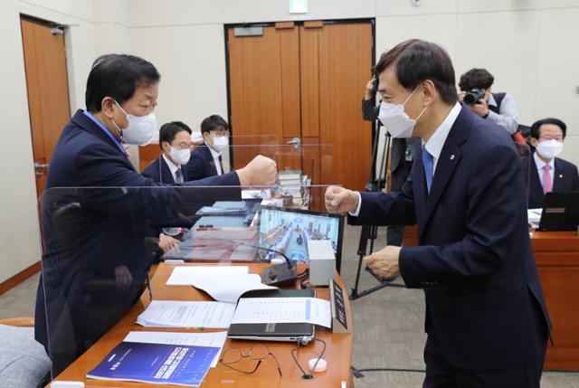 10월 16일 국회에서 열린 기획재정위원회의 한국은행에 대한 국정감사에서 윤후덕(왼쪽) 위원장과 이주열 한국은행 총재가 인사하고 있다. 연합뉴스