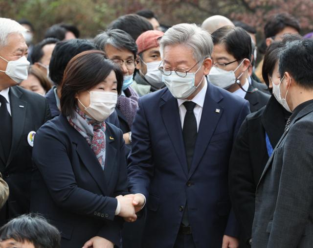 이재명 경기지사(오른쪽)와 심상정 정의당 의원이 13일 오전 경기 남양주시 모란공원묘지에서 열린 전태일 열사 50주기 추도식에서 인사하고 있다. 뉴스1