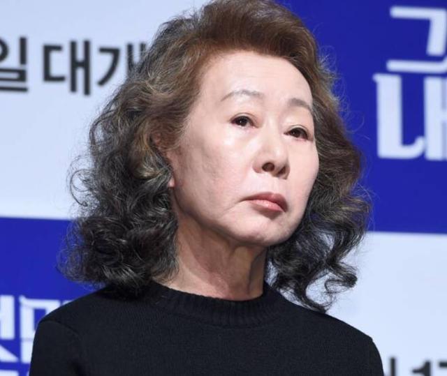 윤여정이 고섬 어워드 연기상 부분에 노미네이트됐다. 한국일보 DB