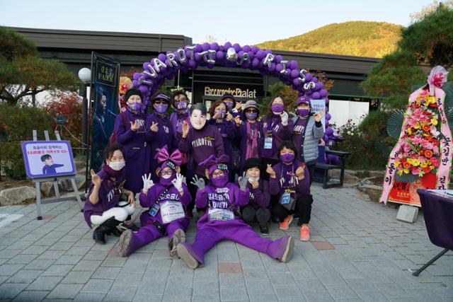 대구 팔공산 카페에서 열린 김호중페어전에 팬카페 회원들이 보라색 옷을 입고 모여서 사진을 찍고 있다. 강은주 기자