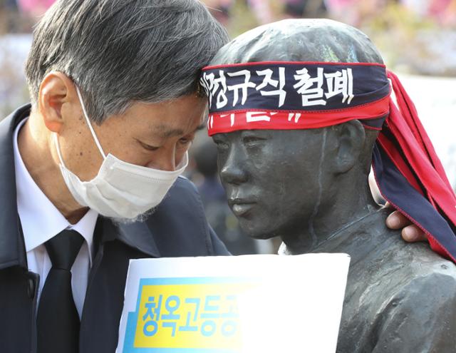 전태일 열사의 동생 전태삼씨가 13일 오전 경기 남양주시 모란공원묘지에서 열린 전태일 열사 50주기 추도식에서 전 열사의 동상을 쓰다듬고 있다. 뉴스1