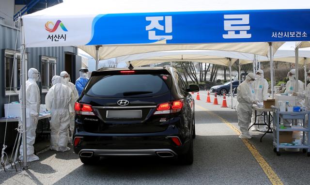 13일 충남 서산시 공군 제20전투비행단에서 신종 코로나바이러스 감염증(코로나19) 확진자가 8명 발생했다. 사진은 서산시보건소 선별진료소. 연합뉴스