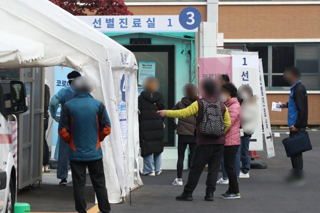 14일 서울 중구 국립중앙의료원 선별진료소 앞이 붐비고 있다. 전날 코로나19 신규확진자는 205명으로, 9월초 후 다시 200명대로 올라섰다.연합뉴스