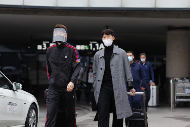 페이스가드를 낀 조현우(왼쪽)가 9일 오스트리아 비엔나국제공항을 통해 오스트리아로 입국하고 있다. 대한축구협회 제공