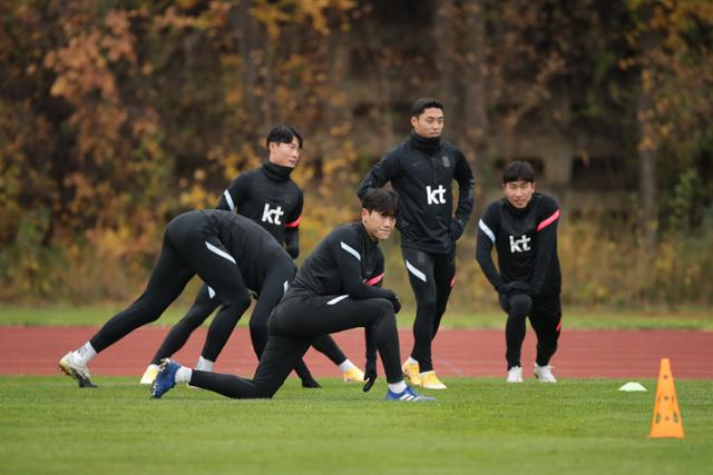 이동준(오른쪽에서 두 번째)을 비롯한 축구 국가대표들이 11일 오스트리아 마리아엔처스도르프의 BSFZ아레나 보조경기장에서 훈련을 하고 있다. 대한축구협회 제공