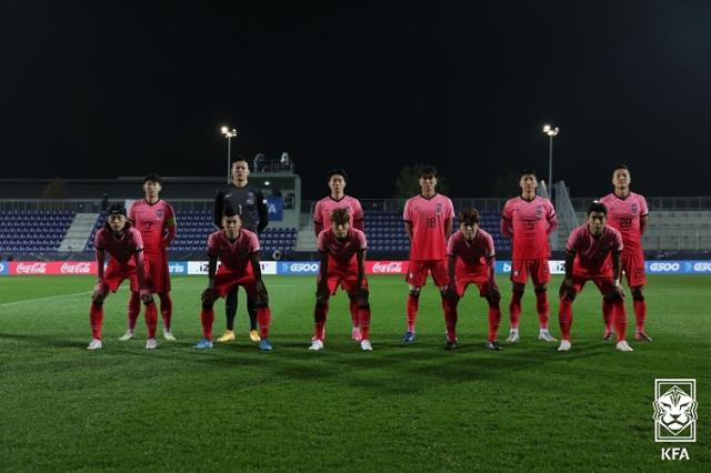 대한민국 축구대표팀 선수들이 15일 오스트리아 빈 남부 비너 노이슈타트의 비너 노이슈타트 슈타디온에서 열린 멕시코와 평가전을 앞두고 단체사진을 촬영 중이다. 대한축구협회 제공