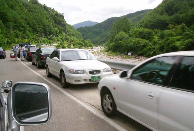 본격 휴가철을 맞아 전북 남원시 산내면 지리산 뱀사골을 729번 2차선 도로변 양쪽에 불법주차하는 차량들이 많아 사고위험이 매우높다. /남원=이성덕기자