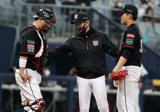 13일 서울 고척스카이돔에서 열린 KBO 포스트시즌‘ 플레이오프 4차전에서 4회말 이강철 KT 감독이 투런 홈런을 허용한 소형준-장성우 배터리를 다독이고 있다. 뉴스1