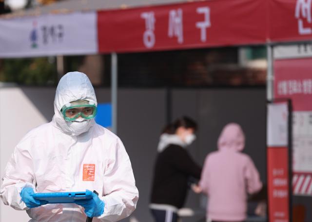 16일 서울 강서구 보건소 선별진료소에서 강서소방서 구급대원이 신종 코로나바이러스 감염증(코로나19) 유증상자를 진료소로 이송한 뒤 떠나고 있다. 연합뉴스