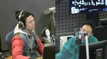 이성재(왼쪽)가 KBS 쿨FM '박명수의 라디오쇼'에서 박명수와의 우정을 자랑했다. 보이는 라디오 캡처