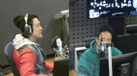 이성재(왼쪽)가 KBS 쿨FM '박명수의 라디오쇼'에서 수입에 대해 이야기했다. 보이는 라디오 캡처