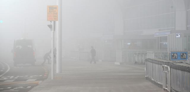 15일 오전 인천국제공항 제2터미널 건물이 짙은 안개에 싸여 있다. 연합뉴스