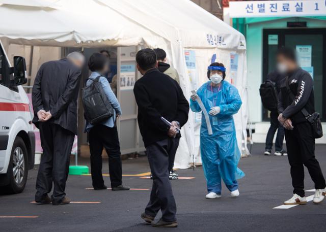 16일 오전 서울 중구 국립중앙의료원에 마련된 선별진료소를 찾은 시민들이 검체검사 순서를 기다리고 있다. 뉴스1