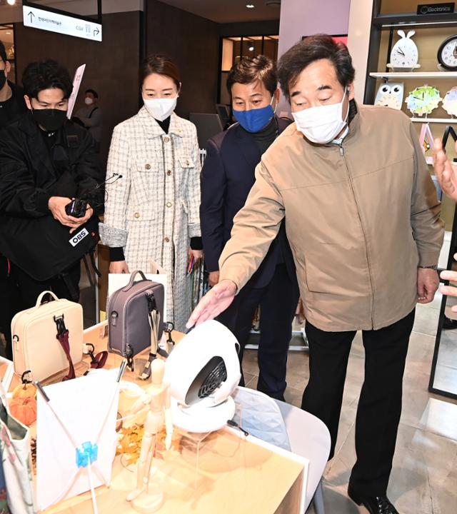 이낙연 더불어민주당 대표가 지난 12일 경기 성남 분당구 현대백화점 판교점을 방문해 전시된 중소기업제품을 살펴보고 있다. 뉴시스