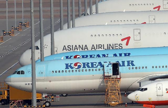 16일 인천국제공항 계류장에 대한항공과 아시아나항공 항공기들이 서있다. 인천=연합뉴스