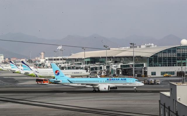 17일 김해국제공항 계류장에 항공기들이 서 있다. 연합뉴스