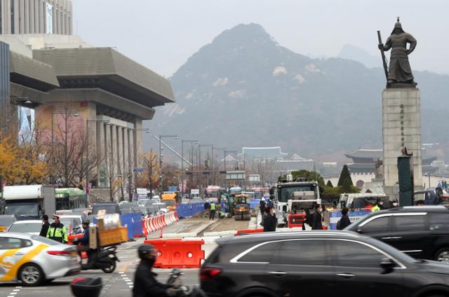 17일 서울 시 종로구 광화문광장에서 `사람이 쉬고 걷기 편한 광장'으로 조성하는 공사가 진행되고 있다. 연합뉴스