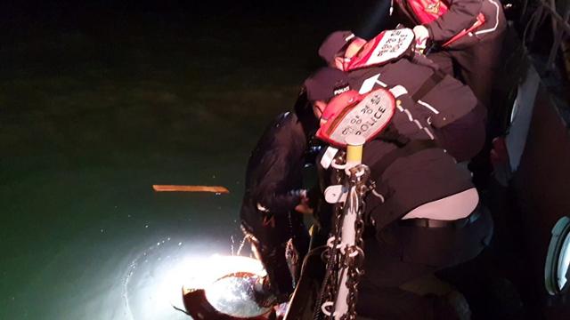 17일 오전 충남 보령 해상에서 전복된 어선의 승선원을 보령해경이 구조하고 있다. 보령해경 제공