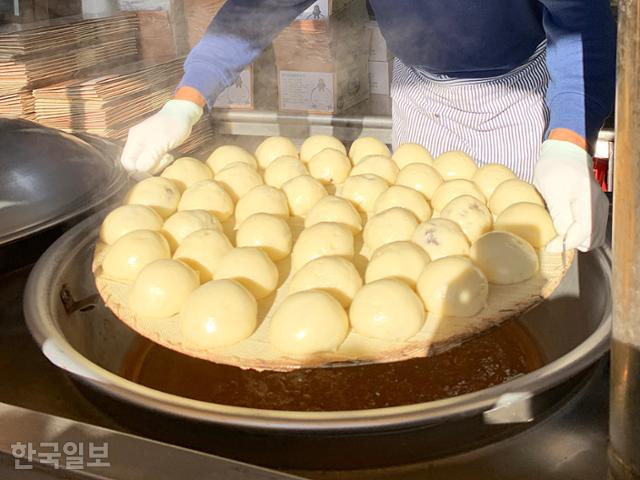 안흥찐빵은 고갯길을 넘는 길손들의 간식이자, 농민들의 새참으로 꾸준히 사랑받아 왔다.